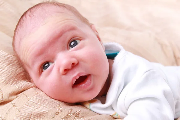 Menino recém-nascido surpreso — Fotografia de Stock