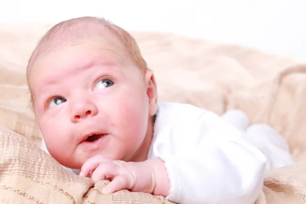 Helles Bild von neugeborenem Jungen — Stockfoto