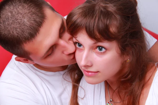 Портрет влюблённой пары, обнимающей — стоковое фото