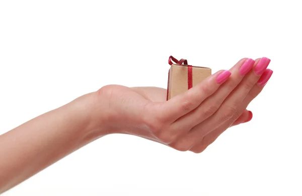 Bonita mão com pequena caixa de presente — Fotografia de Stock