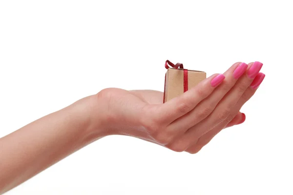 手の小さなプレゼント ボックス — ストック写真