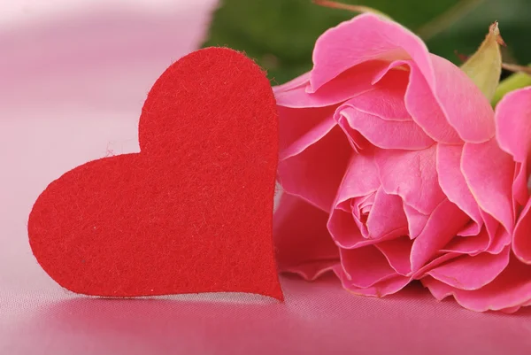 Romántica foto de estudio de tres rosas y un símbolo de corazón para las vacaciones en el tema del Día de San Valentín —  Fotos de Stock