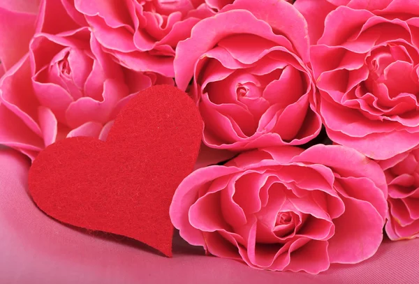 3 本のバラとバレンタインの日のテーマに休暇のための心のシンボルのロマンチックなスタジオ写真 — ストック写真