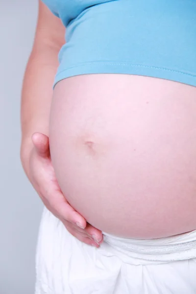 Студийный образ частей тела беременной женщины — стоковое фото
