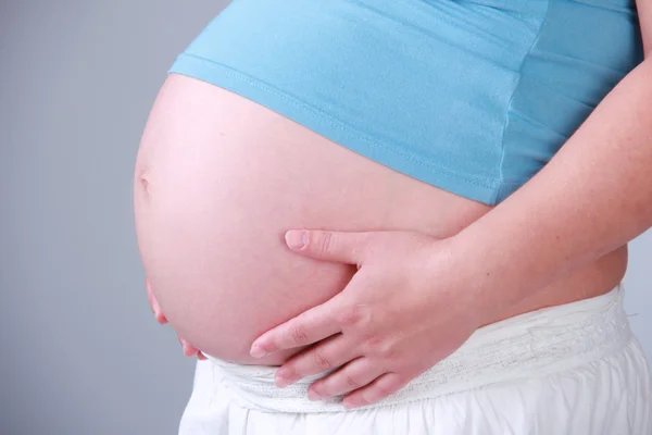 Imagem de estúdio de partes do corpo da mulher grávida — Fotografia de Stock