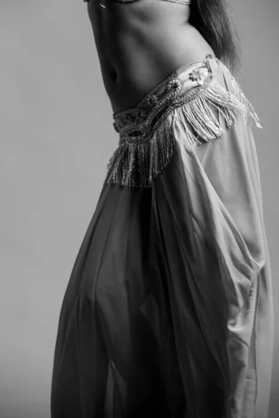 Umění černobílé fotografie krásná mladá těla břišní tanečnice — Stock fotografie