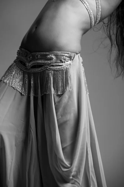 Μαύρο και άσπρο τέχνης φωτογραφία του όμορφο νεαρό σώμα της η χορεύτρια της κοιλιάς — Φωτογραφία Αρχείου