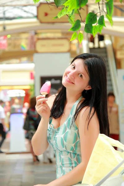 Ritratto donna all'aperto con gelato gustoso — Foto Stock