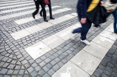 bir hareket ile caddenin bir yol geçiş kalabalık bulanık