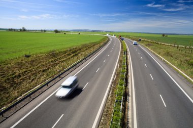 karayolu trafik çok güzel, güneşli bir yaz gününde