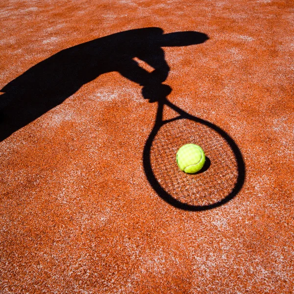 Sombra de un tenista en acción en una cancha de tenis —  Fotos de Stock