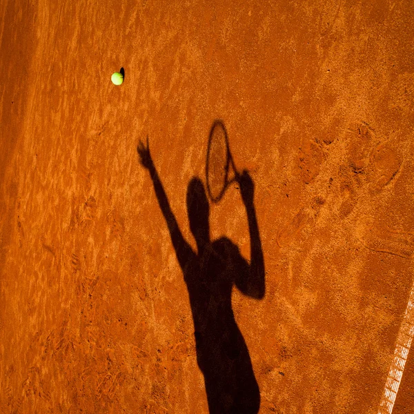 Stín tenisty v akci na tenisovém kurtu — Stock fotografie