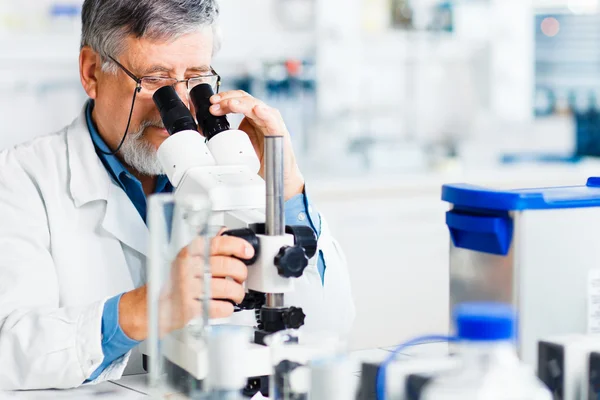 Chercheur masculin principal effectuant des recherches scientifiques dans un laboratoire — Photo