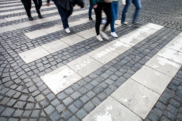 City street with a motion blurred crowd crossing a road — Stock Photo, Image