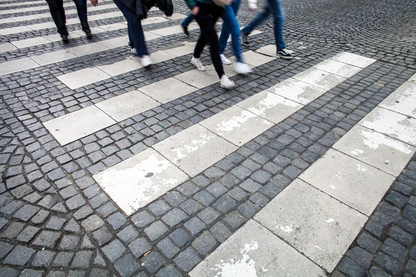 City street with a motion blurred crowd crossing a road — Stock Photo, Image