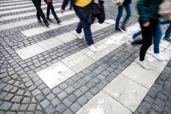 Stadsgata med en rörelse suddig publiken som korsar en väg — Stockfoto