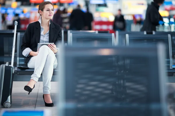 Mladá žena cestující na letišti, pomocí její tabletový počítač — Stock fotografie