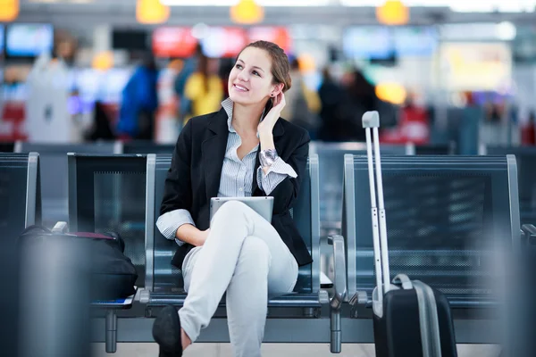 Young female passenger at the airport, using her tablet computer — Stock Photo, Image