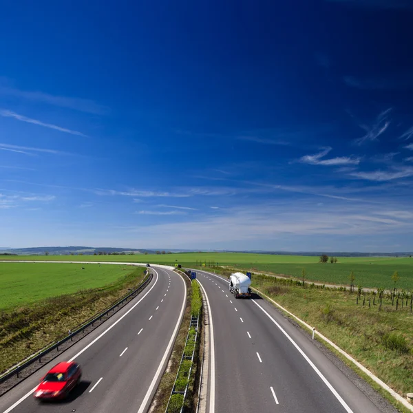 Highway traffic på en härlig, solig sommardag — Stockfoto