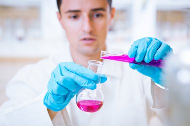 bir laboratuvarda bir genç erkek araştırmacının yakın çekim portre