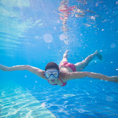 Sualtı Yüzme: sualtı Yüzme Havuzu içinde genç bir kadın