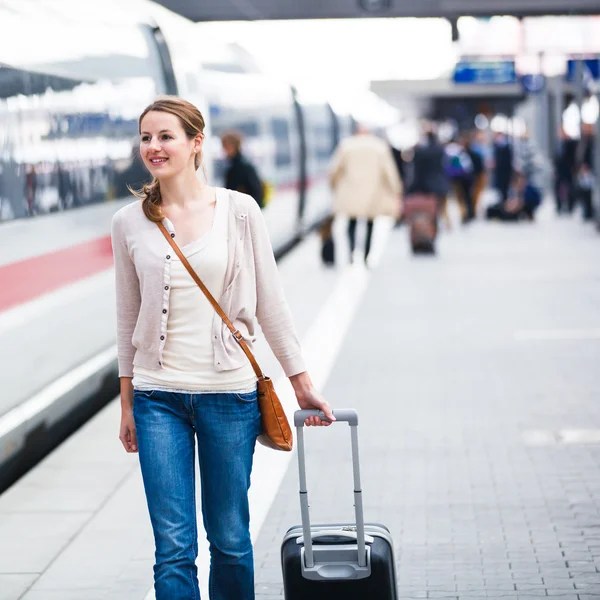 Just arrived: young woman at an airport having just left the air — Stock Photo, Image