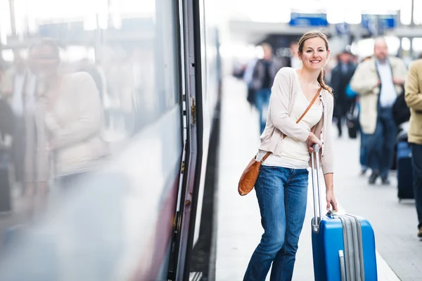 Acaba de chegar: jovem mulher em um aeroporto que acaba de sair do ar — Fotografia de Stock
