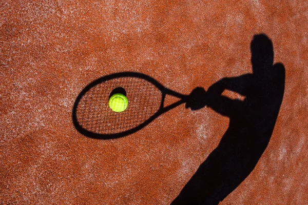 Skygge av en tennisspiller på en tennisbane – stockfoto