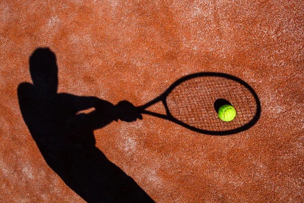 Тень теннисиста в действии на теннисном корте — стоковое фото