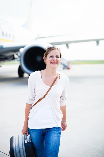도착: 공기 왼쪽 그냥 공항에서 젊은 여자 — 스톡 사진