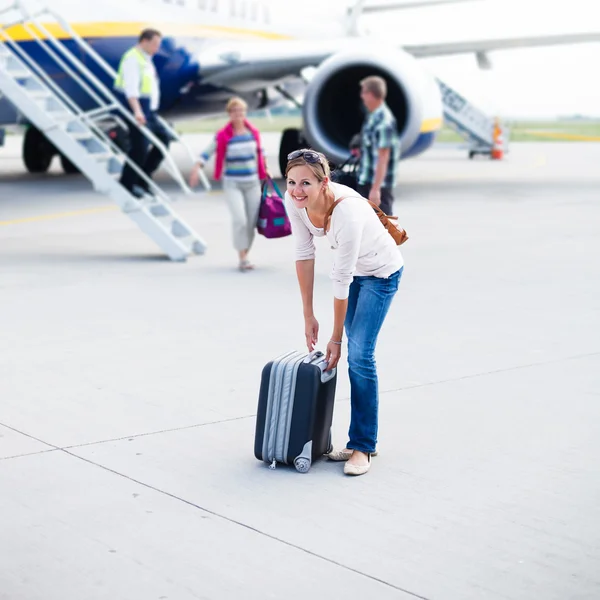 Appena arrivata: giovane donna in aeroporto appena uscita dall'aria — Foto Stock