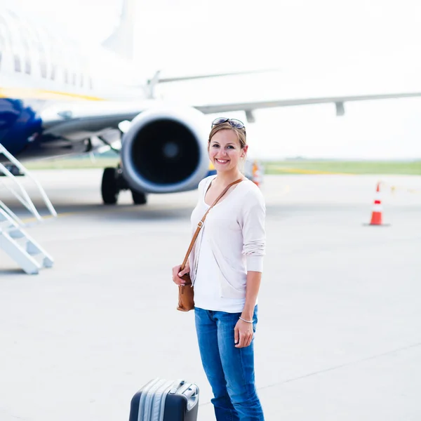 Acaba de chegar: jovem mulher em um aeroporto que acaba de sair do ar — Fotografia de Stock