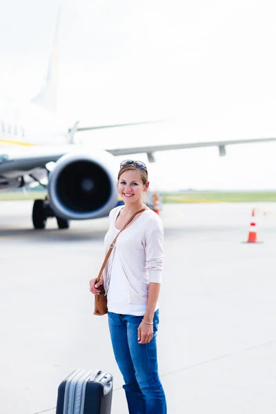 Gerade angekommen: junge Frau am Flughafen, die gerade die Luft verlassen hat — Stockfoto