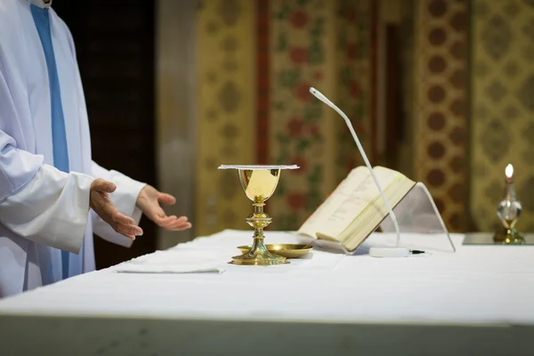 Sacerdote durante una cerimonia nuziale / messa nuziale — Foto Stock
