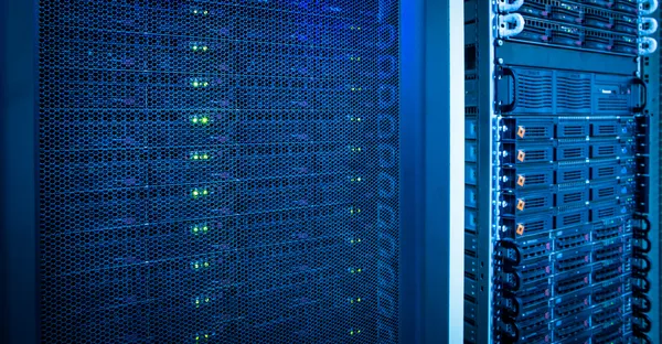 Regál clusteru serverů v datovém centru (mělké Dof; barva tónovaný jsem — Stock fotografie