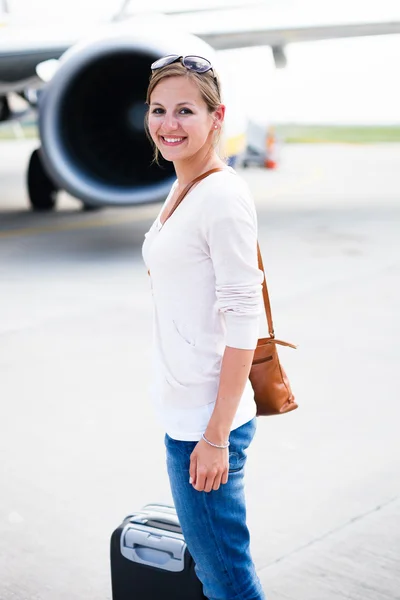 Щойно прибув: молода жінка в аеропорту щойно вийшла з повітря — стокове фото