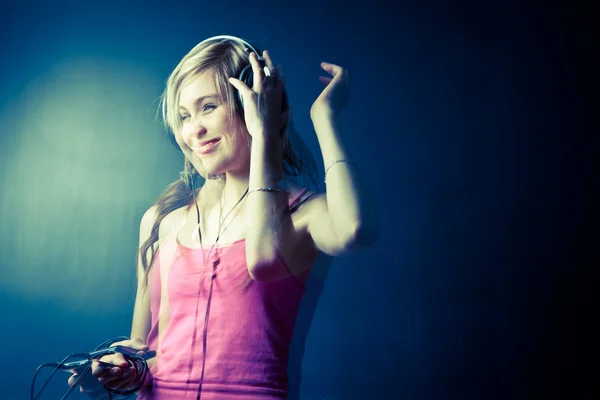 Música, por favor! - Retrato de uma mulher muito jovem / adolescente ouvir — Fotografia de Stock