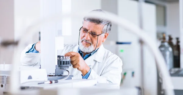 Investigador principal masculino que realiza investigación científica en un laboratorio —  Fotos de Stock