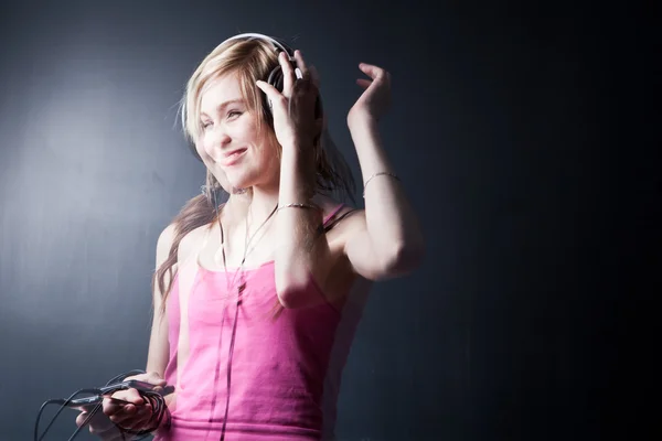 Muziek gelieve! -Portret van een mooie jonge vrouw/tiener luisteren — Stockfoto