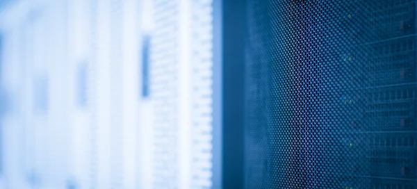 데이터 센터에 서버 랙 클러스터 (얕은 Dof; 색상 톤 나 — 스톡 사진