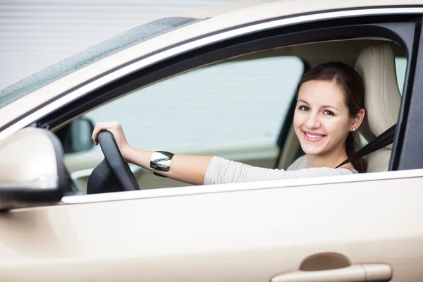 Csinos, fiatal nő vezetés neki új autó — Stock Fotó