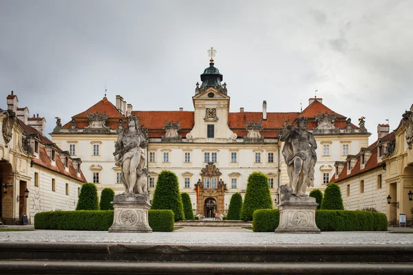 Prague, wenceslas Meydanı'na: st. wenceslas heykeli görünümünü bir — Stok fotoğraf