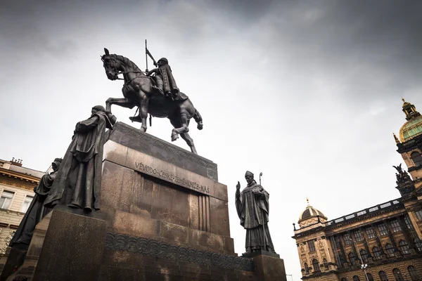 Praha, Václavské náměstí: pohled na sochu svatého Václava — Stock fotografie