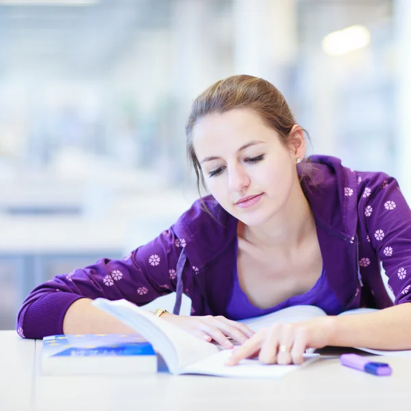 Женщина студентка колледжа в библиотеке (мелкий DOF; цвет тонизированный им — стоковое фото