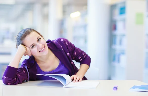 Kvinnliga collegestudent i ett bibliotek (grunt Dof, färgen tonas im — Stockfoto
