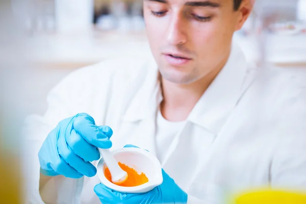 Close-up portret van een jonge mannelijke onderzoeker in een lab — Stockfoto