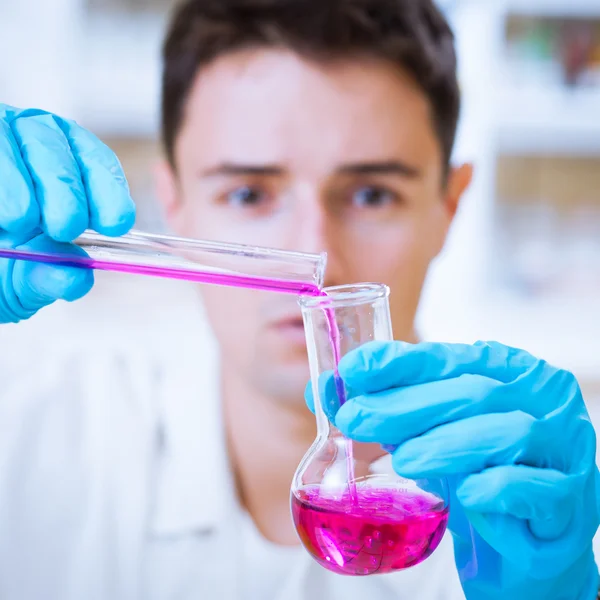 Nahaufnahme eines jungen männlichen Forschers in einem Labor — Stockfoto