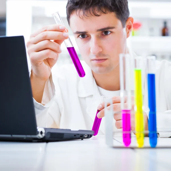 Close-up portret van een jonge mannelijke onderzoeker in een lab — Stockfoto