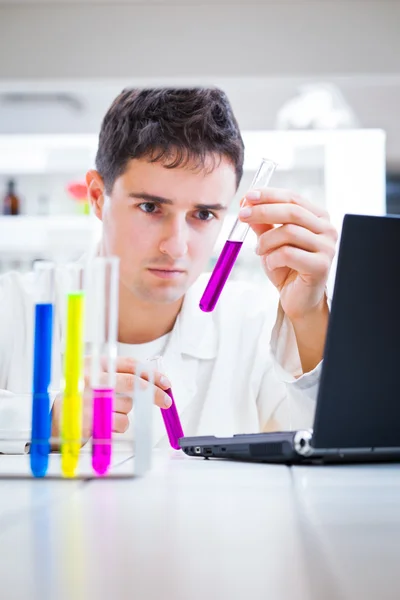 Retrato de cerca de un joven investigador masculino en un laboratorio — Foto de Stock
