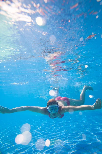 Natación submarina: mujer joven nadando bajo el agua en una piscina —  Fotos de Stock